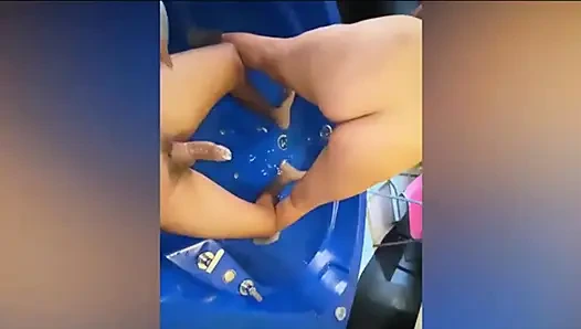 Blowjob und gleichzeitig im whirlpool gefickt