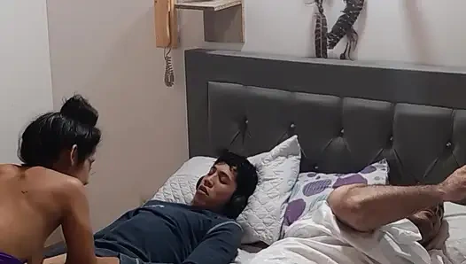 Erkek arkadaşımın arkadaşını sikiyorum ve ondan bana nüfuz etmesini istiyorum