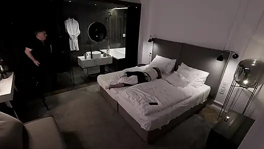 Azgın muhteşem genç kadın bir gece kulübünden döndükten sonra otel odasında üvey babasını sikiyor