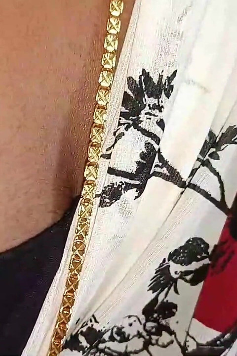 Isteri dapat orgasme puncak yang mengalir dari pepek - 1