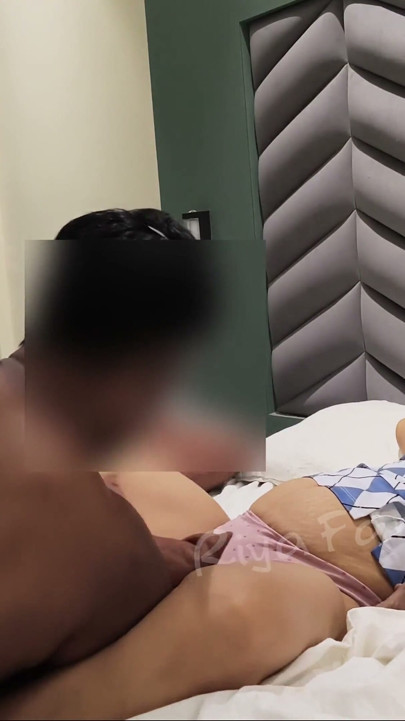 Iubitul Linge pizda face orgasmul ei folosind vibratorul