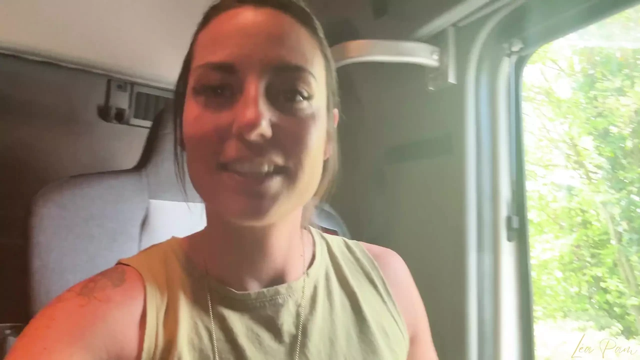 Lea Pam在这个卡车的驾驶室拍摄的单人视频中抚摸、抚摸和潮吹3次