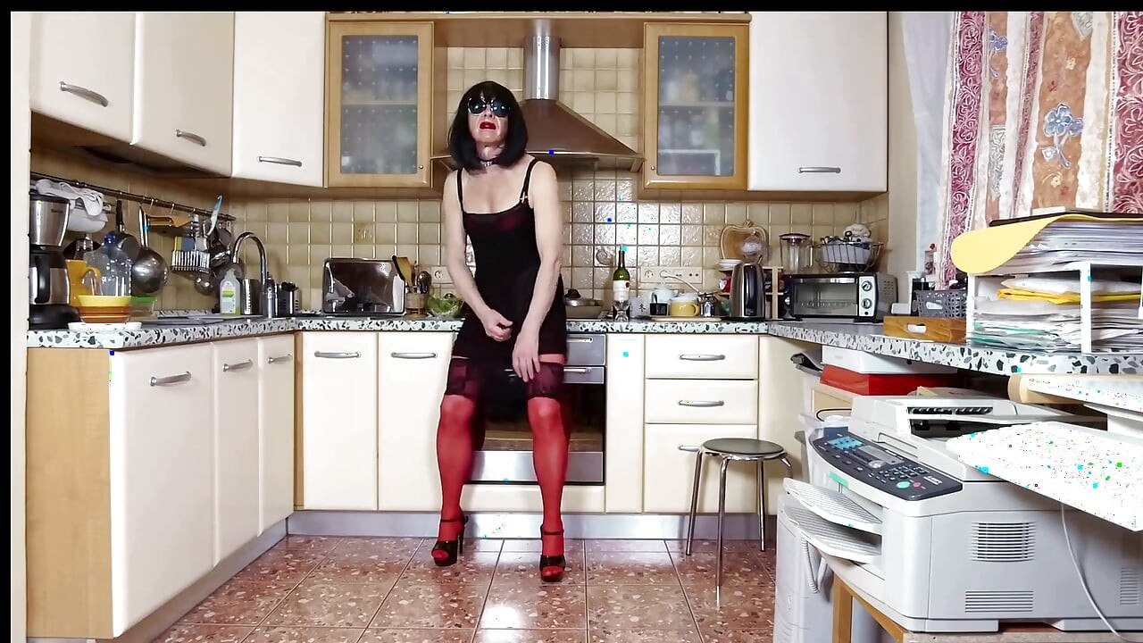 Najlonska sissy kurva Michelle kuha kasnu večeru i nastupa za pretplatnike web kanala