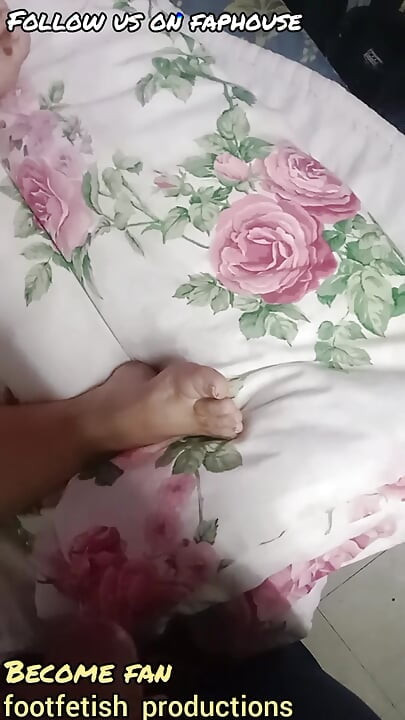 Melancap secara rahsia pada kaki ibu tiri