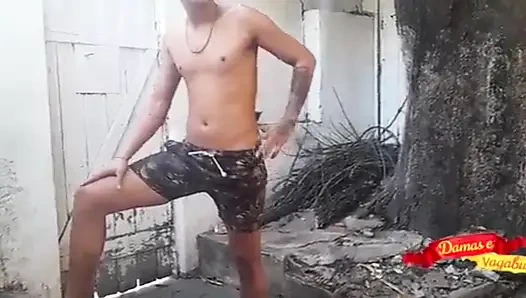 Фан Пухлый пригласил меня нарезать древесину, которая взяла её во влагалище