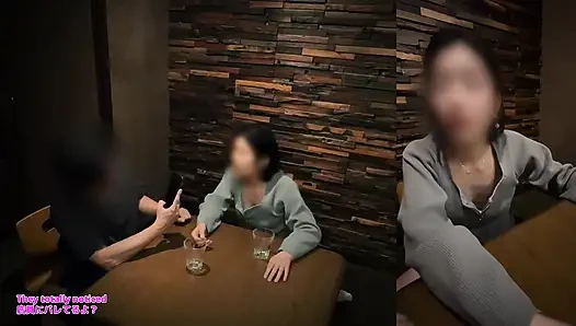 Gece geç saatlerde barda seks, yakın kadın arkadaşımla oynaşırken erotik anahtarımız açıktı(#411)