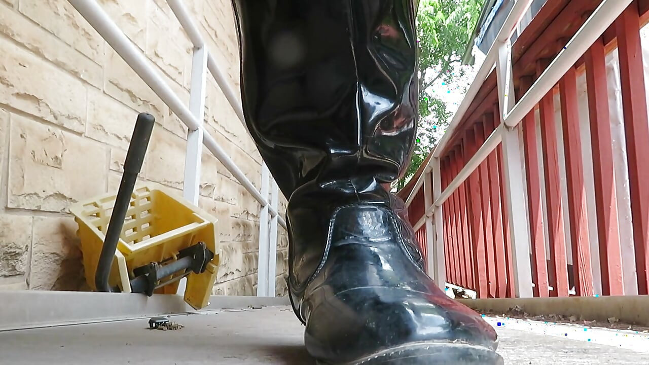 Prueba de primer plano de botas negras para video de aplastamiento