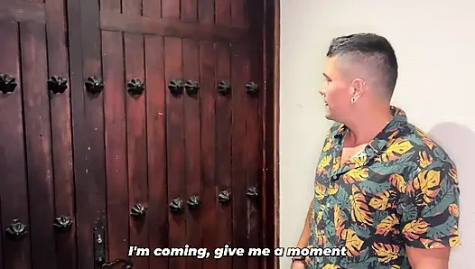 Грудастая милфа-брюнетка в конечном итоге занимается сексом с ее лучшей подругой после многих лет друг - я люблю ее трансформацию!