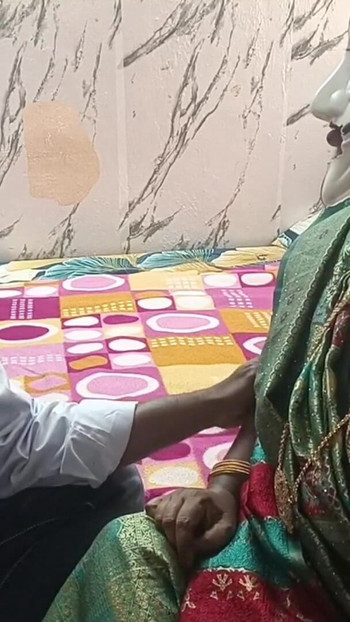 O irmão do meu marido me seduziu e me fez gozar de verdade e me fodeu como um touro. Áudio tamil completo com gemidos reais | Clipe 1