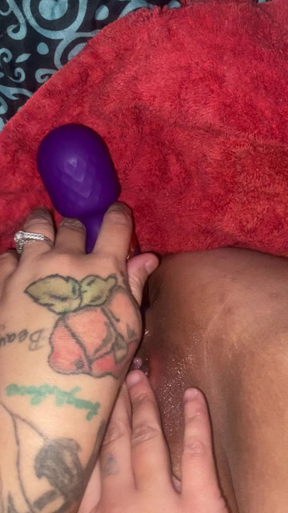 Playin in pussy with dildo