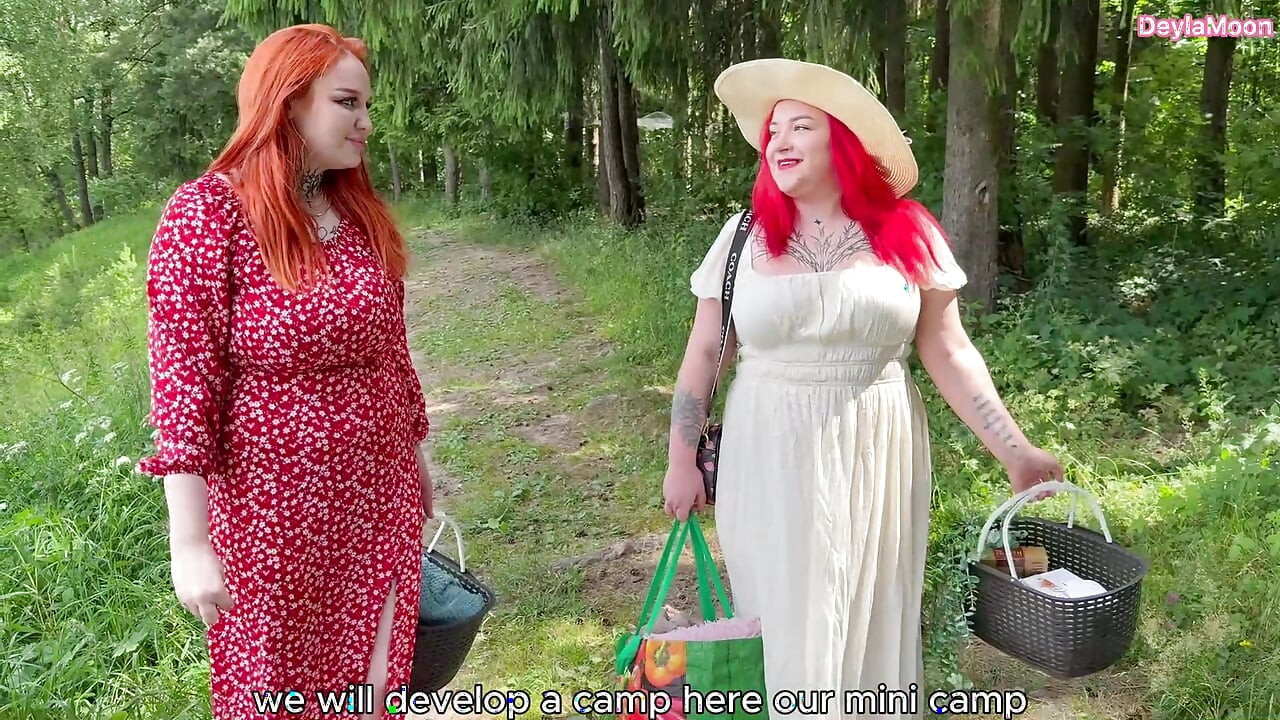 Dos novias decidieron relajarse al aire libre y tener sexo caliente.