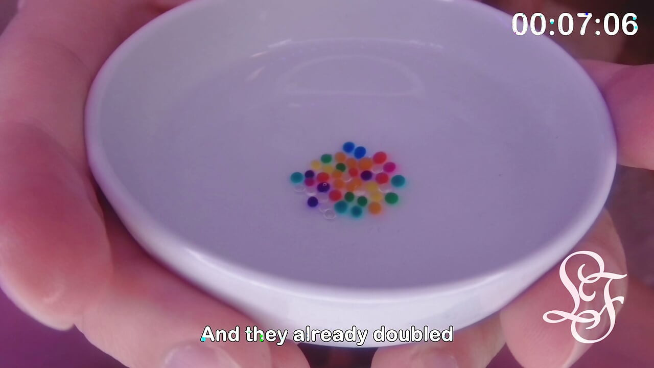 Dejando que 30 bolas de gel CREZCAN DENTRO de mi polla y luego disparándolas con chorros de semen