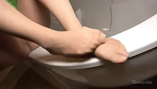 Плеска на мои ступни в нейлоне