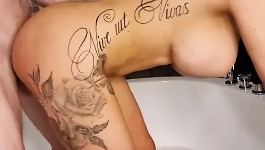 İki Erkek Ve Iki Islak Dövmeli Orospu: Köpüklü Banyoda Sert Grup Seks