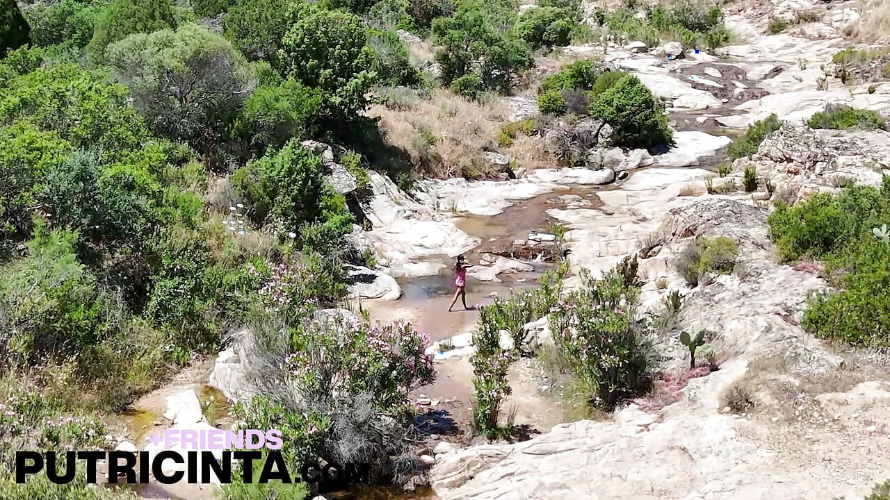 Pequeña traviesa Putri Cinta tocándose su coñito mojado