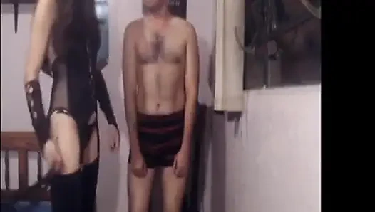 Дама Esmeralda наказывает своего раба