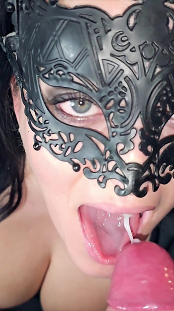 أم ساخنة تبتلع حمولة بيضاء سميكة ضخمة من المني - ميلي فوكس | مقطع 1