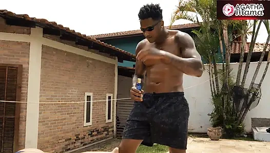 Agatha Mama ve Luiza Ambiel, güneşli bir günde BBC'nin yüzme havuzuyla uğraşırken yaramaz arkadaşlar