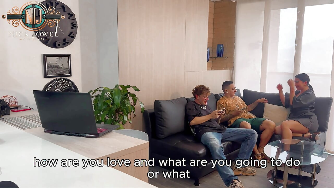 Jag Ligger Med Min Väns Fru Medan Han Jobbar Vid Datorn