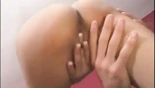 Cewek sange dengan lingerie merah memeknya dientot gaya doggy