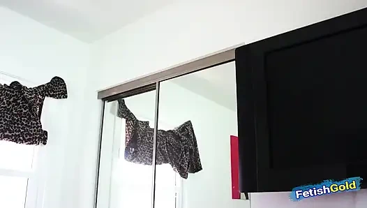 Erfahrener typ knallt seine schöne stieftochter hart, um ihr zu helfen, eine trennung zu übergehen