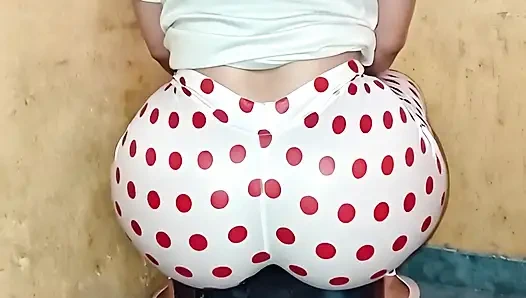 Белые леггинсы в горошек — ягодицы