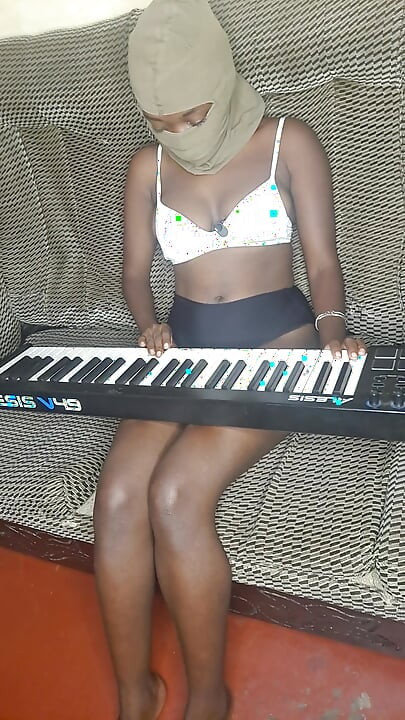 pianistin squirtet im studio