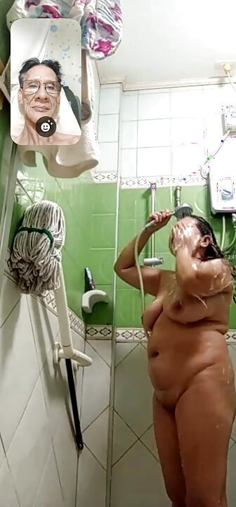 Doar mă uit la cur făcând o baie dimineața