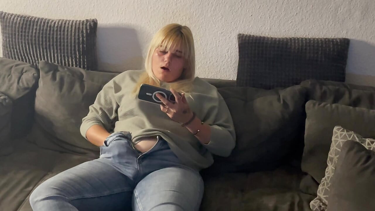 Masturbare pe canapea porno Urmăriți orgasme multiple intens pizda umedă blondă solo tremurând Twitch gemând umedă