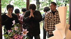 Наивную японскую домохозяйку ублажили и наполнили сливками два соседа