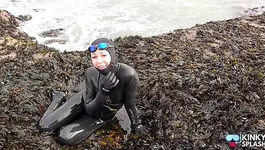 Rubbery beach encounter: lucy neoprene lagi asik main sama orang asing di pantai