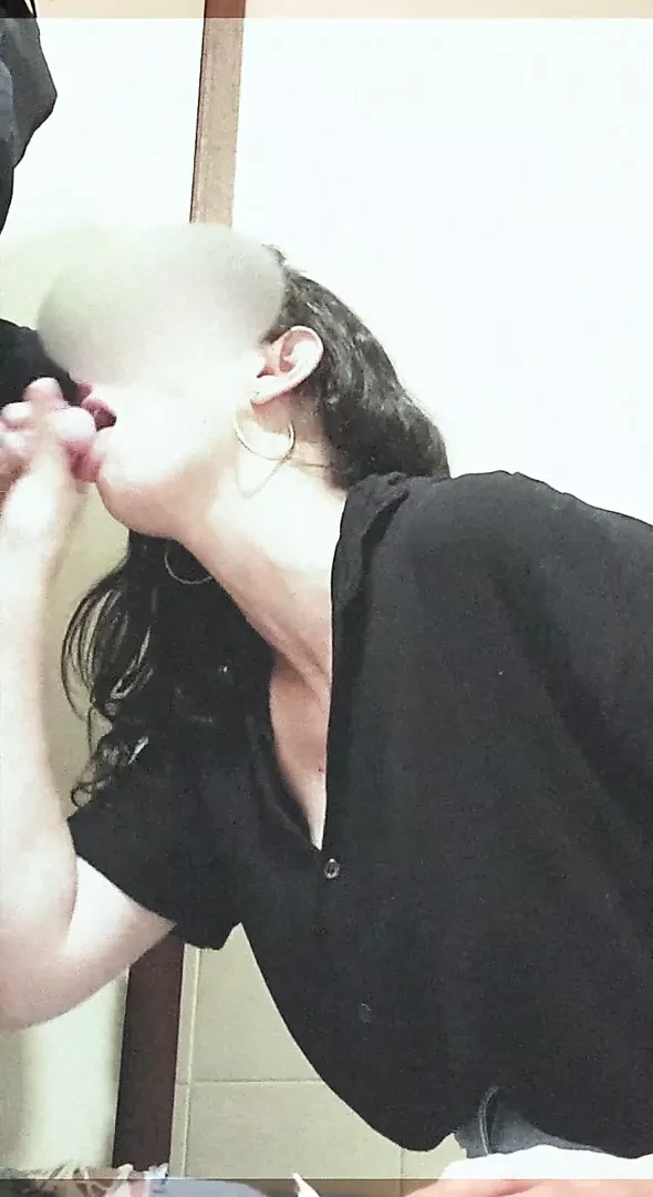已婚女人吮吸同事的鸡巴。