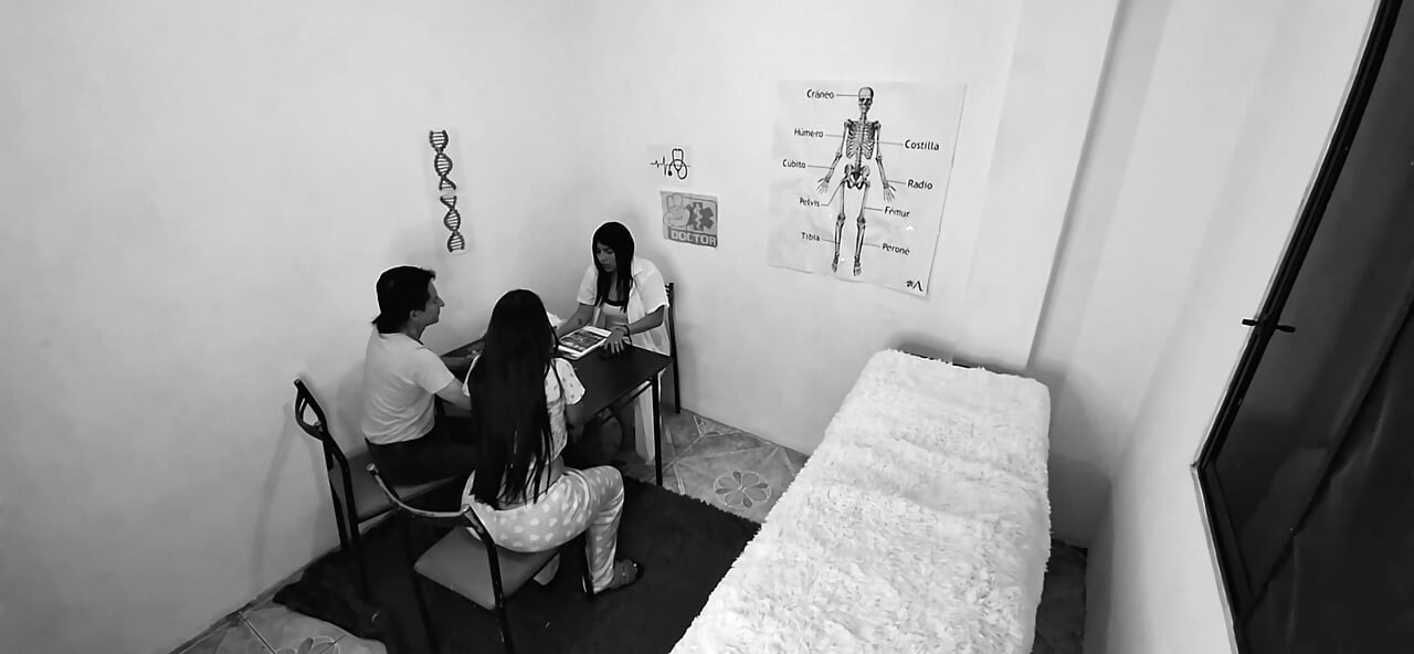 שלישיית FFM - זקן חרמן מקיים יחסי מין במשרדו של הרופא עם אשתו החזה והרופא המפותל מצטרף