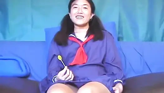 Cewek Asia mungil di kontol dengan seragam kampus