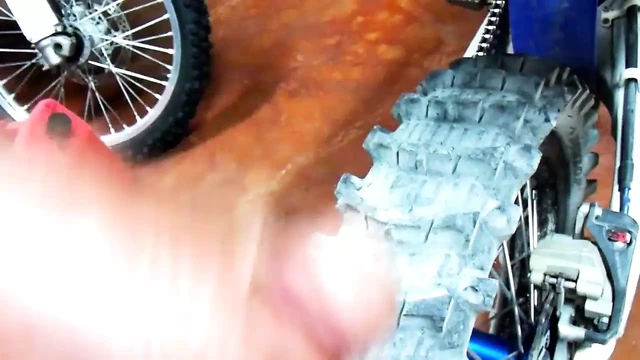Blowing a Load on a Flat Dunlop Geomax MX 11 Tire on my YZ 250F