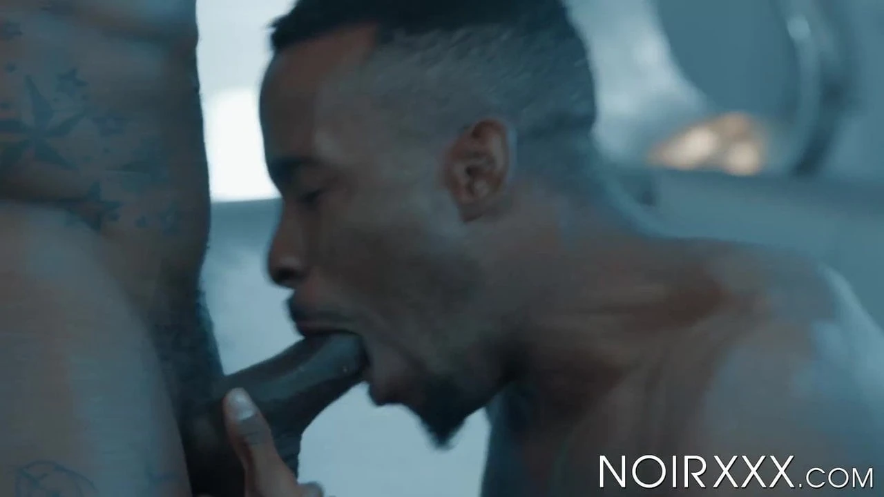 Hunk Pheonix yang berdenyut dikongkek keras selepas blowjob