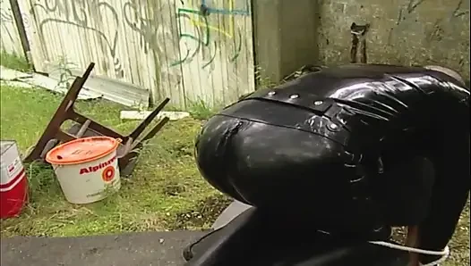 Wilde BDSM-sklavin Leckt Schüssel in Leder Und Netzstrümpfen