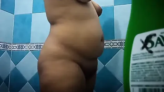 Karmica принимает душ