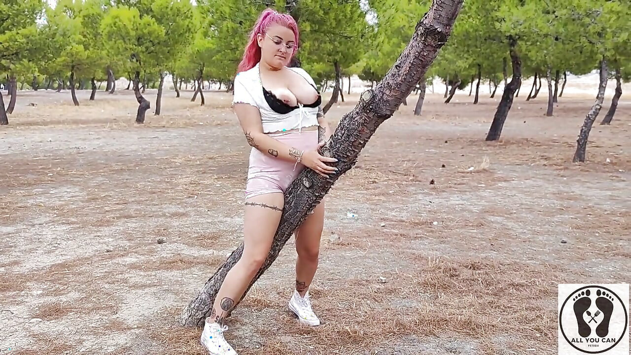 Arriesgada corrida al aire libre, riesgo desnudo en parque