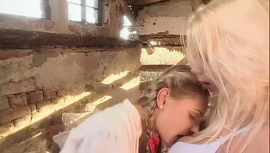 Lesbische Orgasmen Für Zwei Blondinen in Der Scheune
