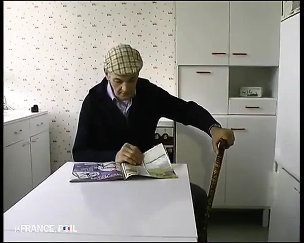 Dadaji chupke se yah ho jata hai jab vah ek yuva jore ko seks karte dekhta hai .