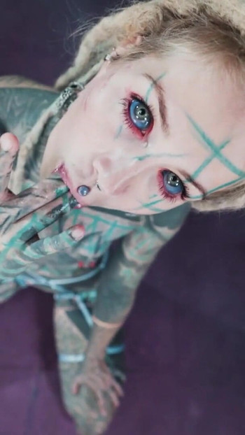 Alternativna devojka tetovirana jebanje u grlo i analno bušenje | Klip 1