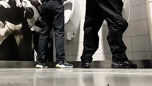 Alışveriş merkezinin umumi tuvaletlerinde bir gün