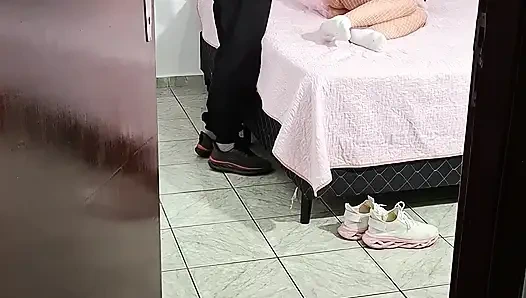 Üvey kız sabahın erken saatlerinde Karnaval'dan eve gelir ve sakso çekiyor.