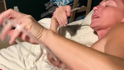 Pis nine kendi amını yutuyor, dölleniyor