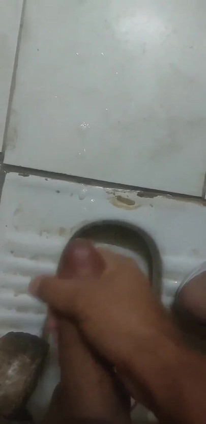 Playing and masage my cock in bathroom.  Pakistani boy cock.