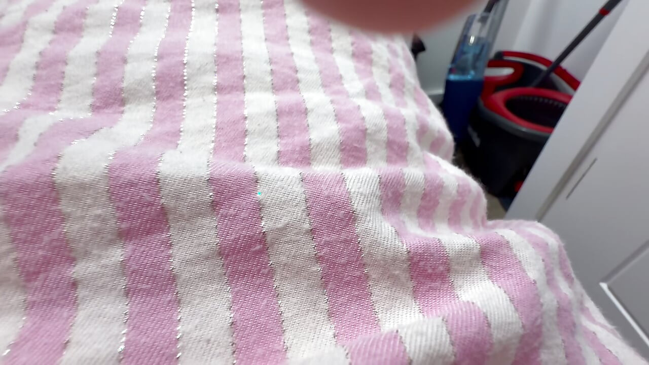Mama vitregă prostească blocată în mașina de spălat pentru a o prelucra gratuit