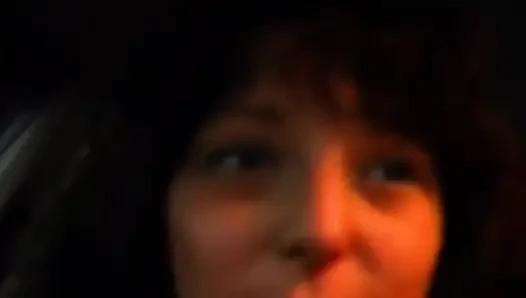 Geile MILF stopft riesigen dildo in autobahn-abenteuer