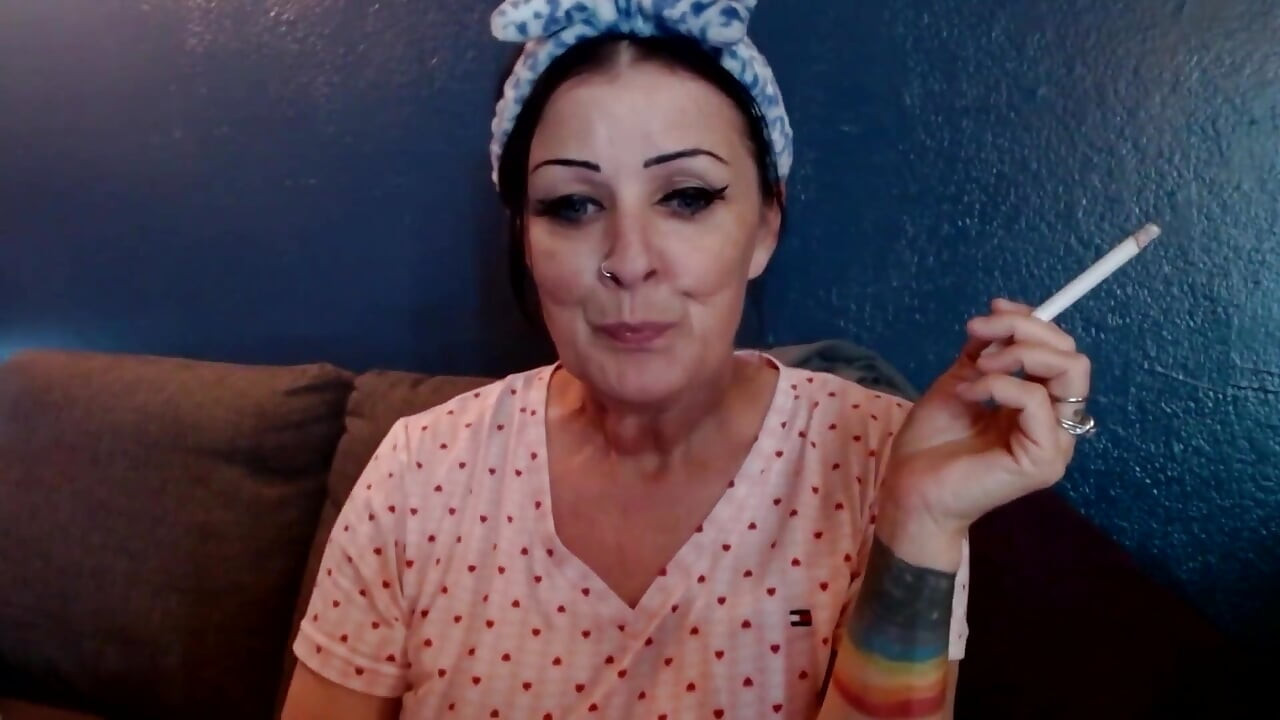 可愛的女人和你一起抽煙