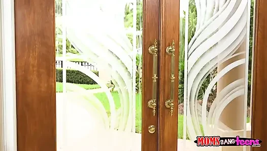 Stiefmutters knallen teenager - die hübsche lily rader hat ihren freund zum dreier eingeladen